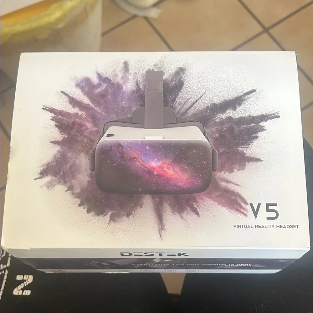 V5 VR Headset - White and Gray